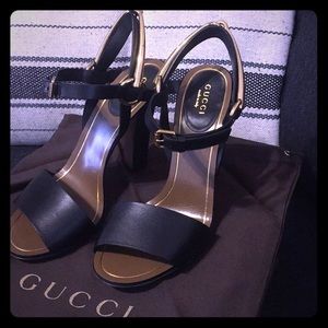 Gucci Black leather heels with gold metal rings